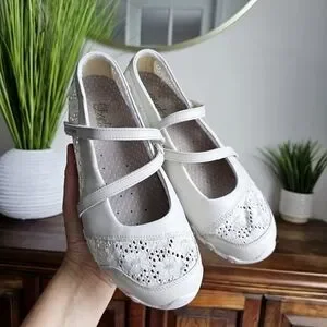 Skechers Ladies Skechers White Lace Mary Janes Skechers Breathe